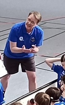Martin Paff in blauem Trainershirt bei der Teamansprache mit seiner Jugendmannschaft der Karower Dachse